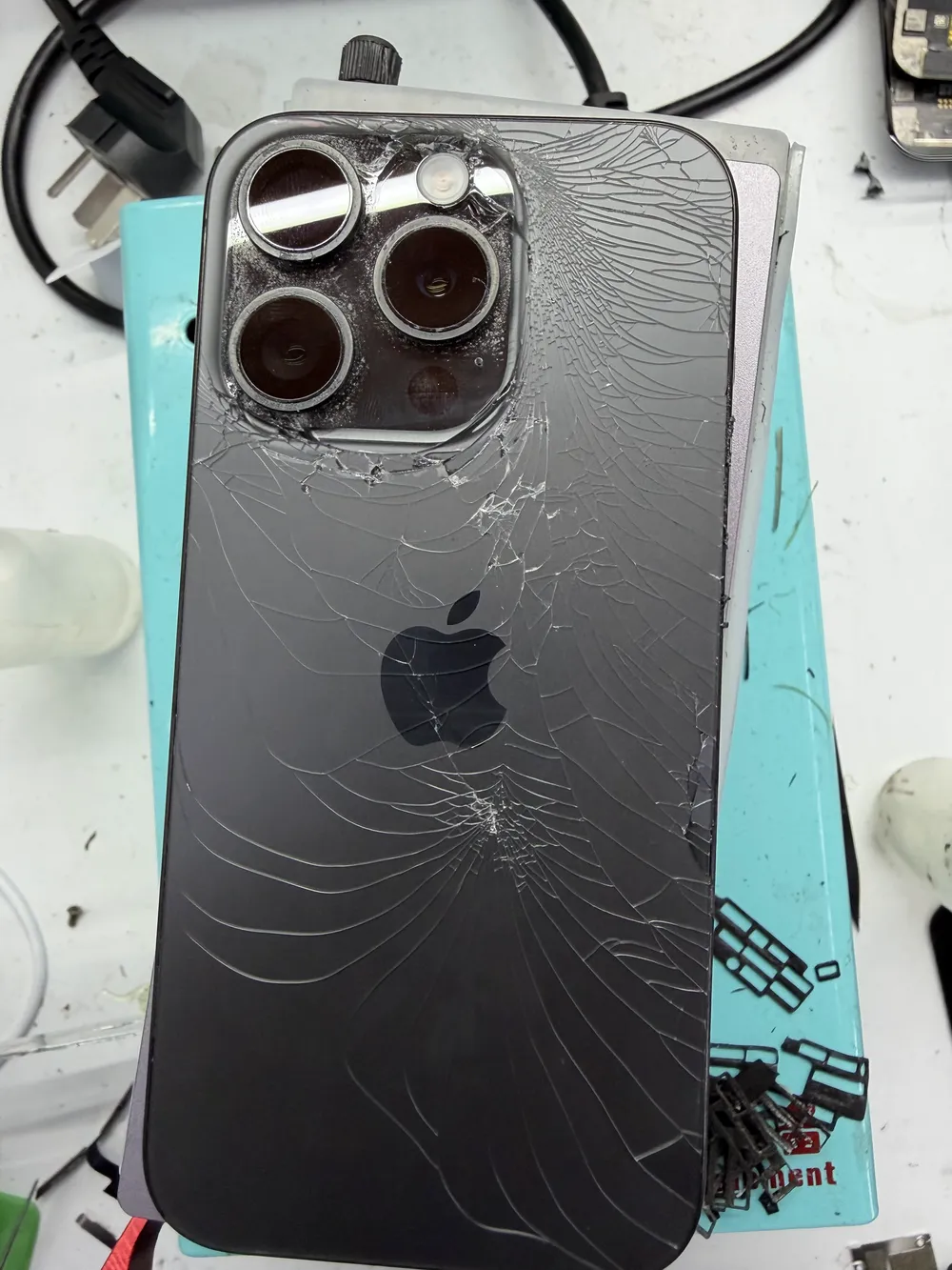 iPhone 背蓋玻璃破裂更換