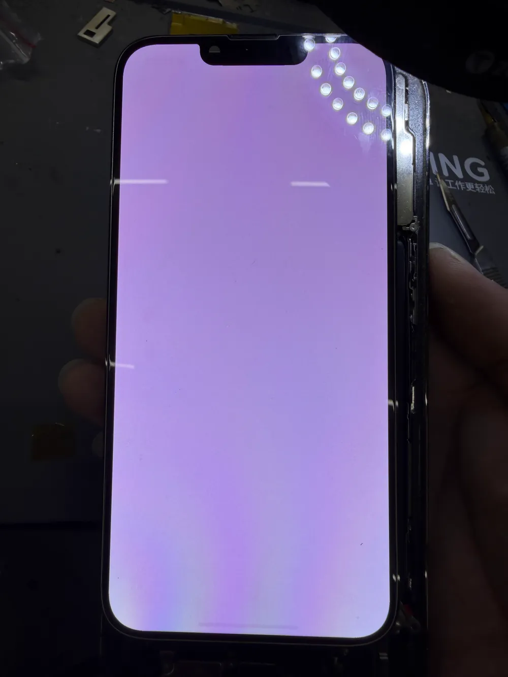iPhone 顯示故障粉屏維修