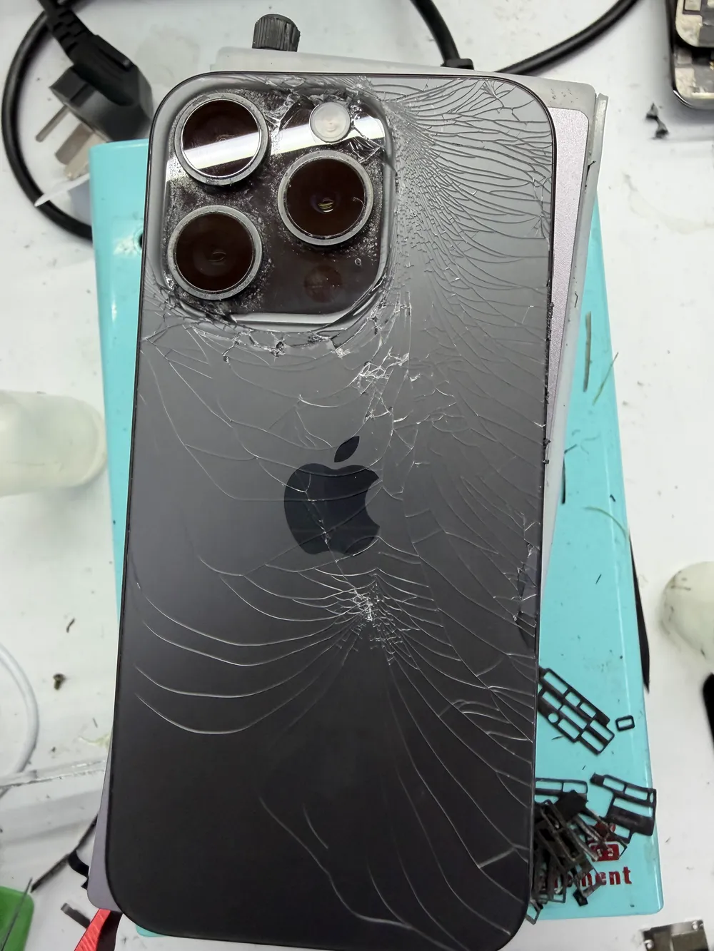 台南 iPhone 14 Pro 背蓋玻璃破裂維修