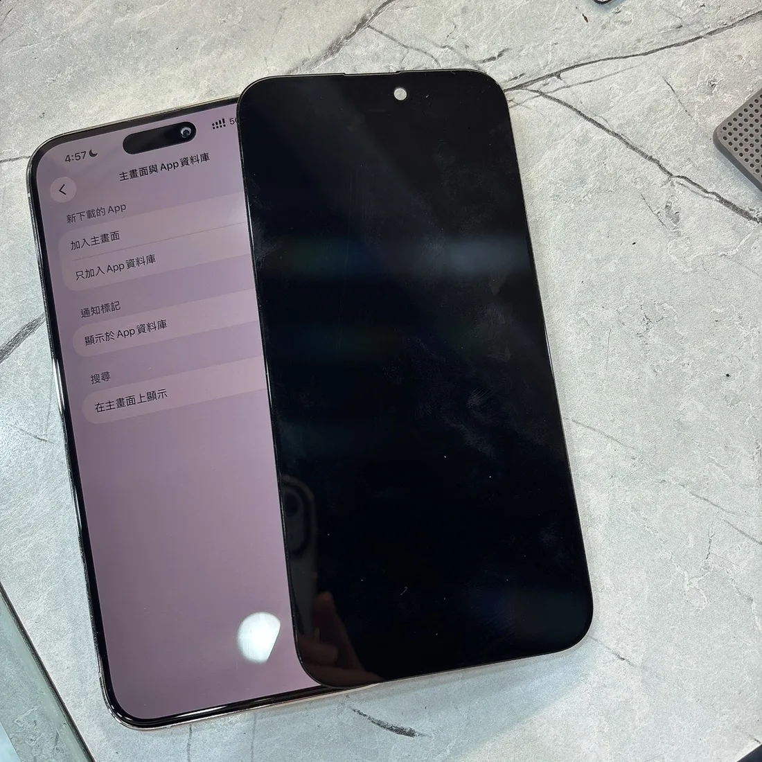 台南 iPhone 14 Pro Max 掉水溝泡水搶救,更換水損螢幕後正常顯示