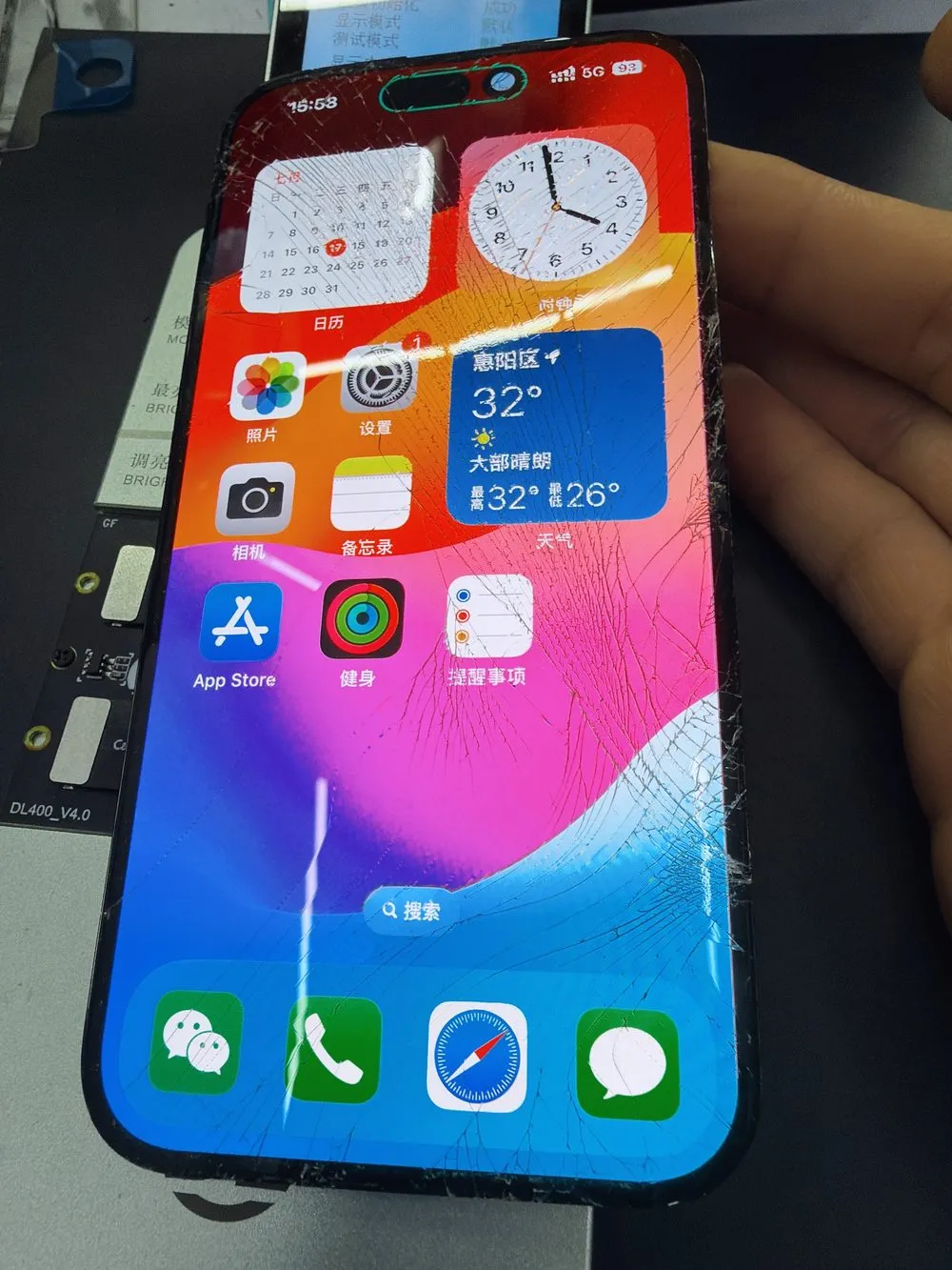 iPhone 螢幕外玻璃裂但顯示觸控正常